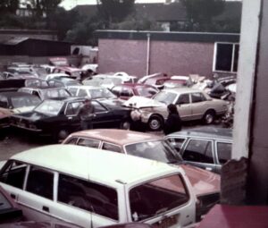 Historische foto van schadeauto's en tweedehands voertuigen bij autohandel Baars