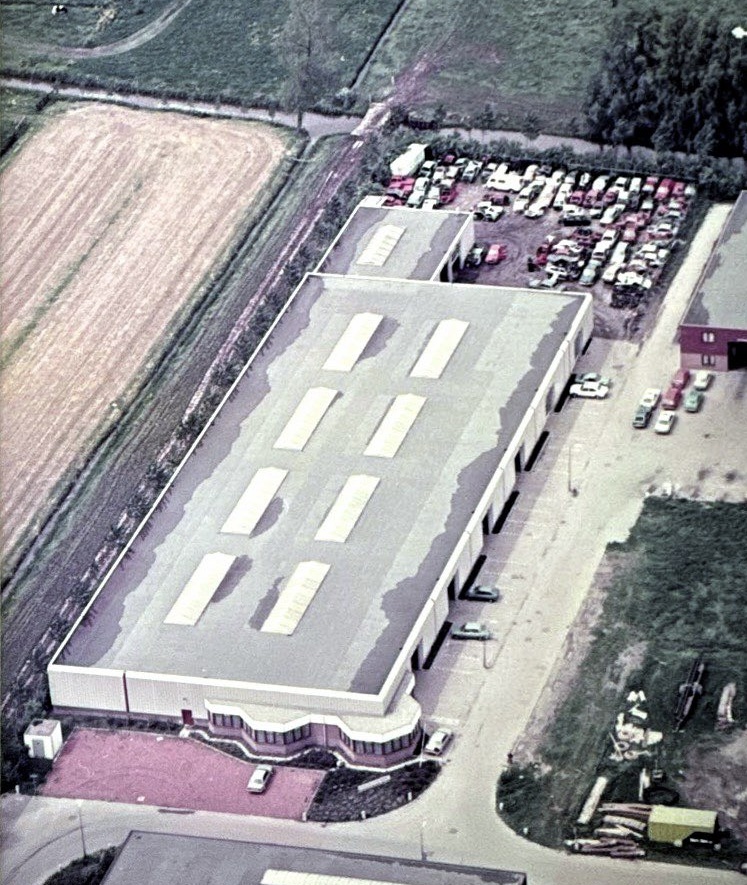 Historische lucht foto van het terrein van Autohandel Baars, schadeauto's en tweedehands voertuigen vanaf de beginjaren
