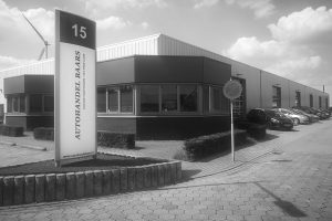 Autohandel-Baars_garage-buiten